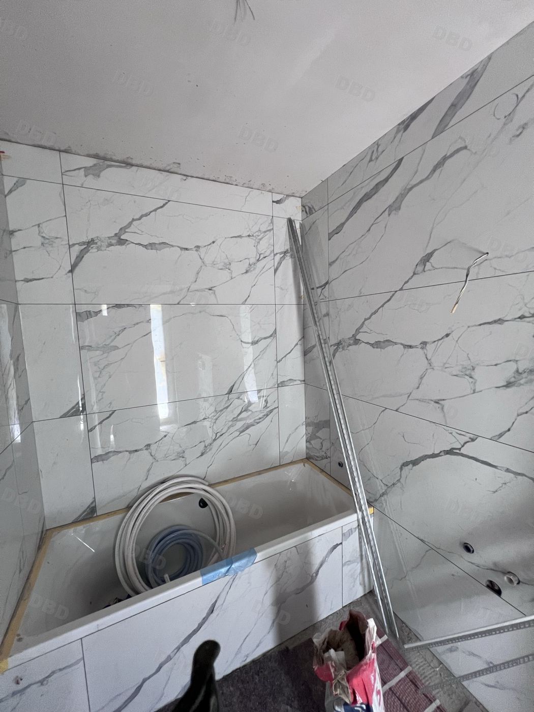 Badezimmer mit Marmorfliesen