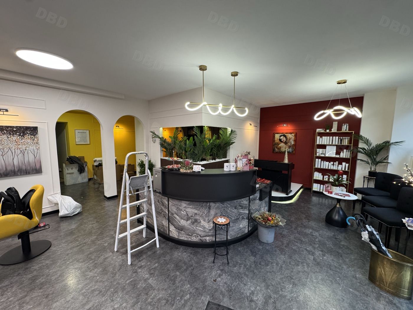 Friseursalon mit Empfangstheke und Designbeleuchtung