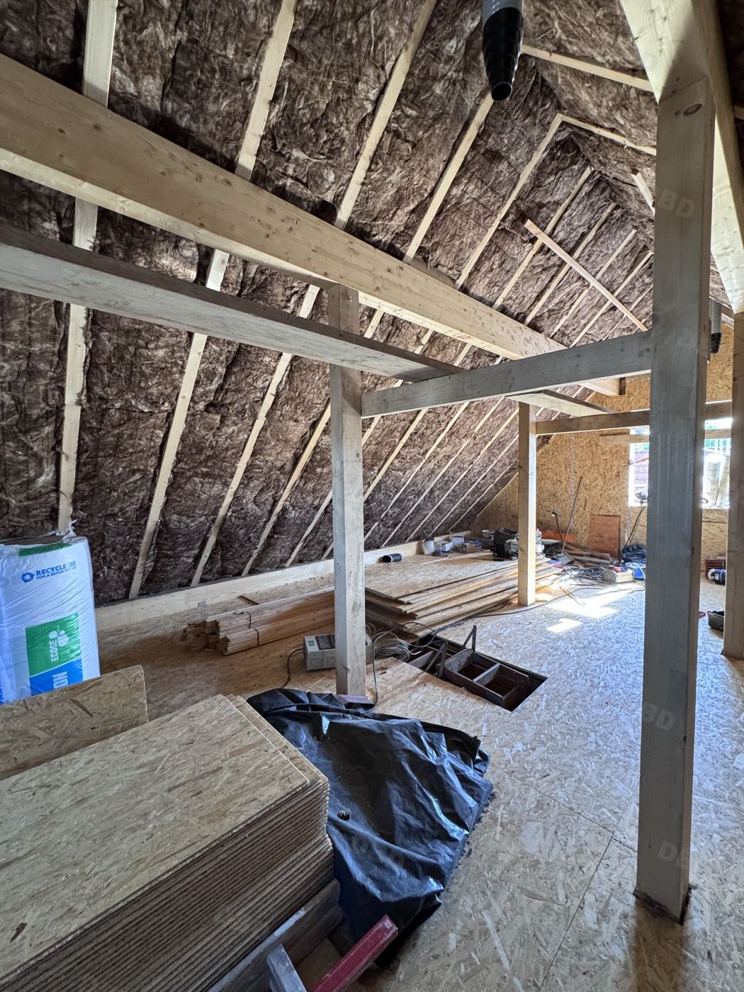Dachausbau mit Dämmung und Holzbalken
