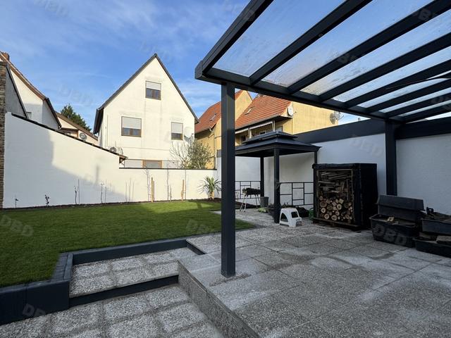 Hof mit drei Überdachungen, neuem Dach und Rasen, Osthofen, 12